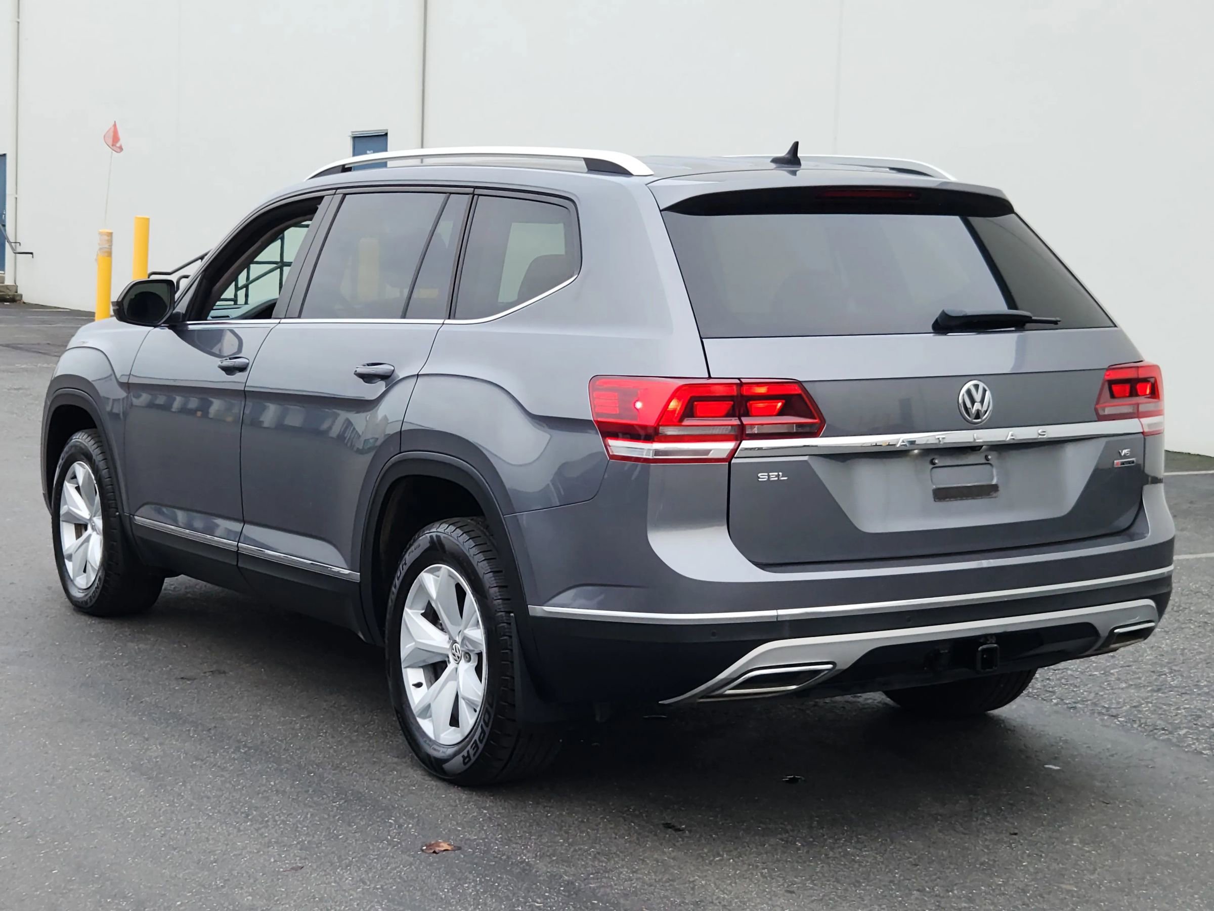 Used 2018 Volkswagen Atlas SEL AWD/4WD image 3