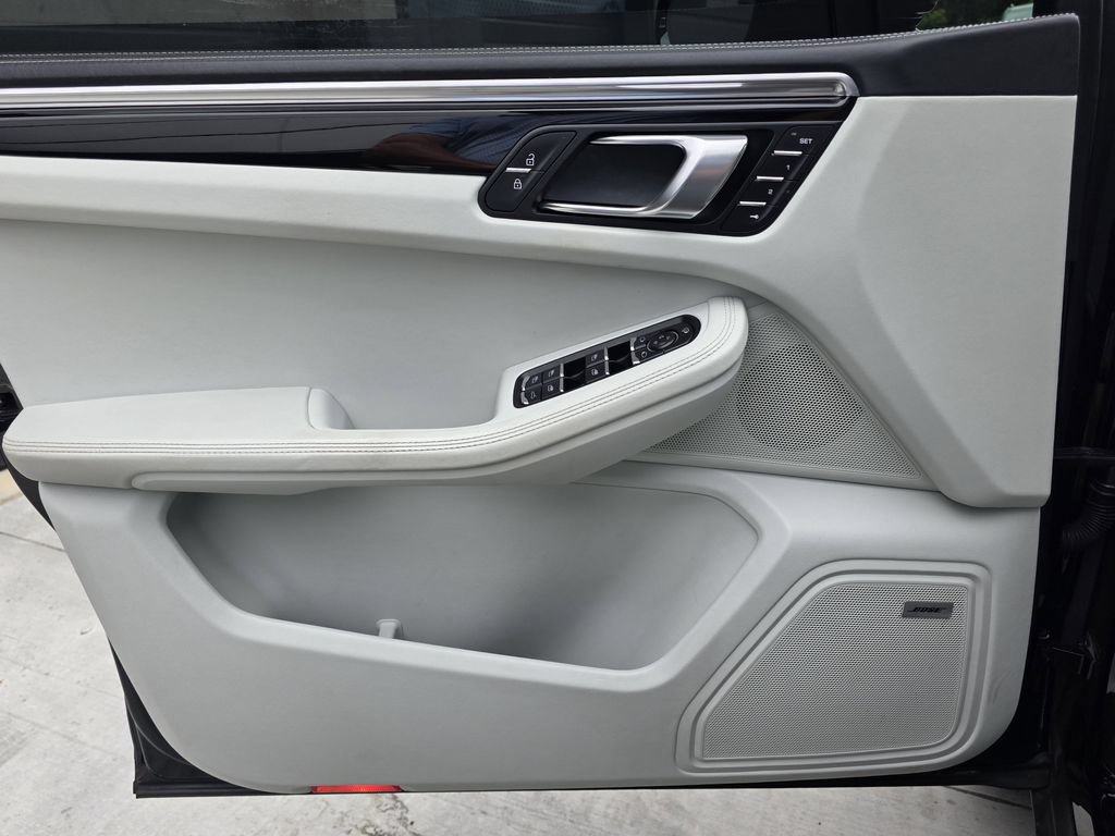 Certified 2023 Porsche Macan S AWD/4WD image 16