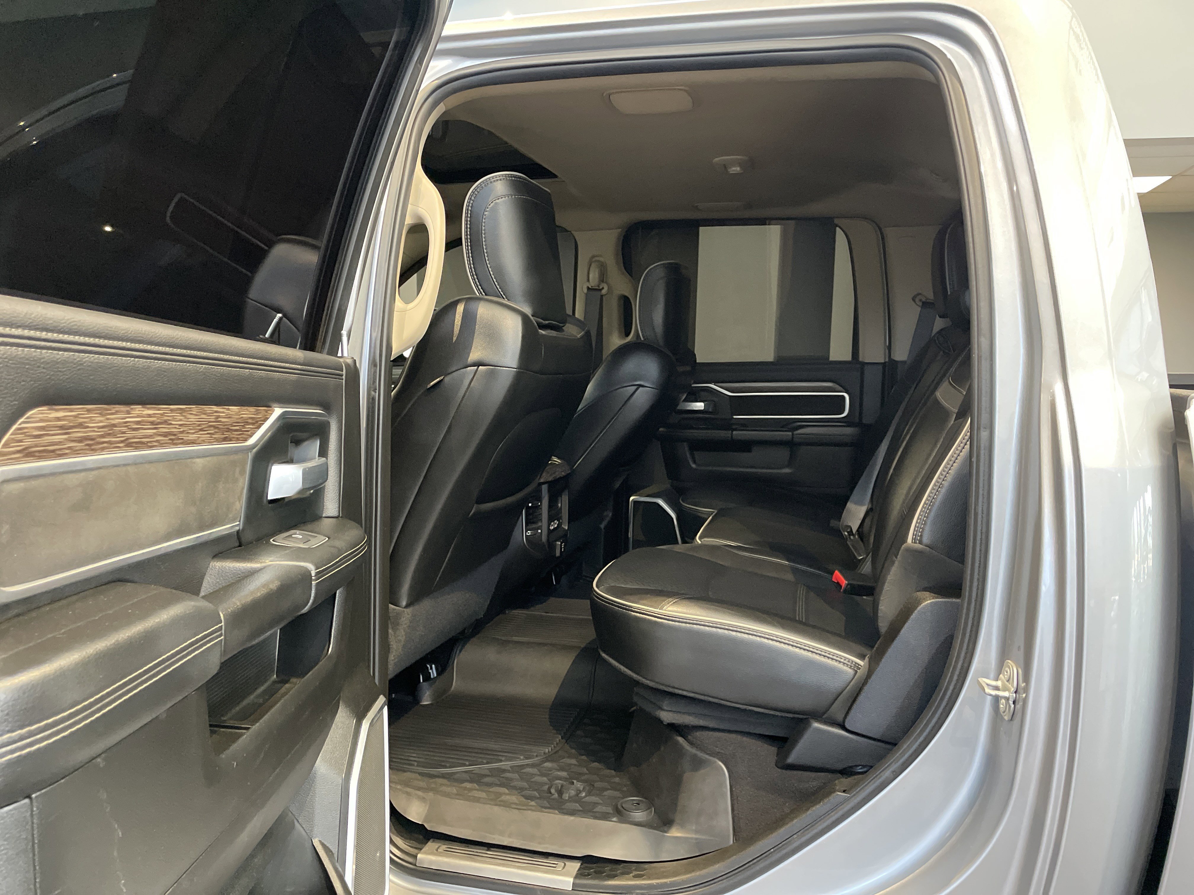 Used 2020 RAM 3500 Laramie image 33