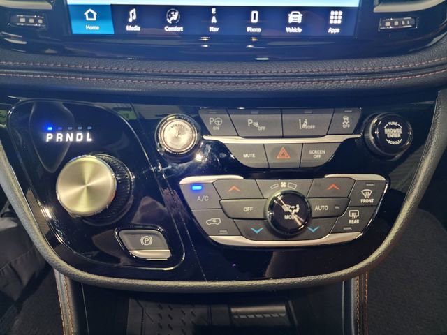 Used 2025 Chrysler Pacifica Pinnacle FWD image 32