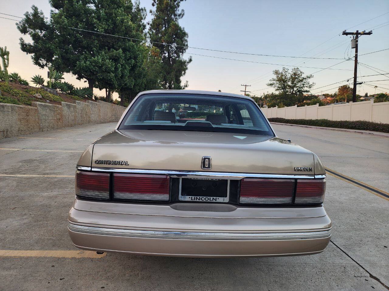 Used 1988 Lincoln Continental Signature FWD image 6