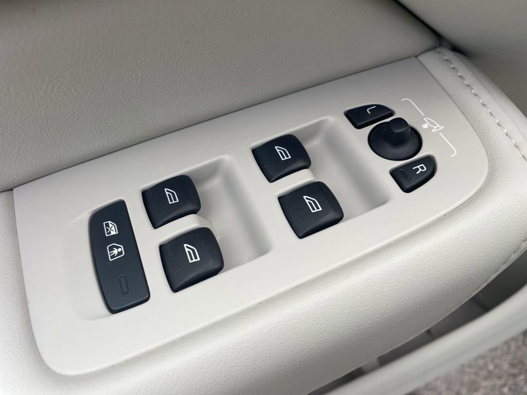 Certified 2023 Volvo XC60 B5 Plus w/ Climate Package image 19