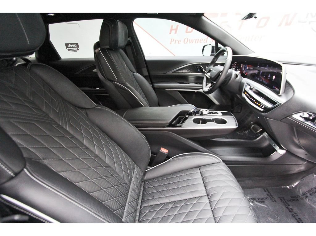 Used 2026 Cadillac Lyriq V w/ Exterior Carbon Fiber Package AWD/4WD image 11