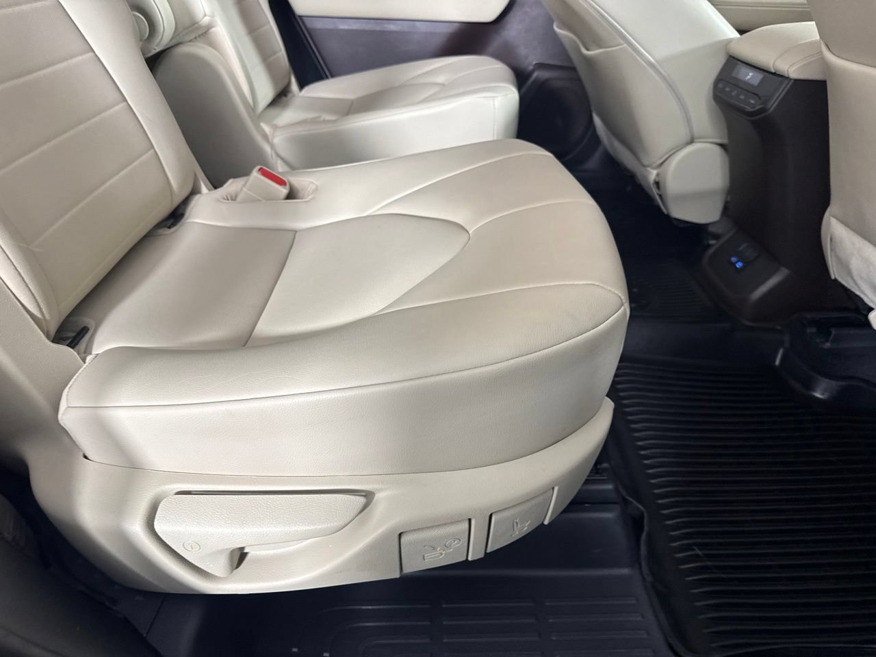 Used 2022 Toyota Highlander XLE FWD image 31