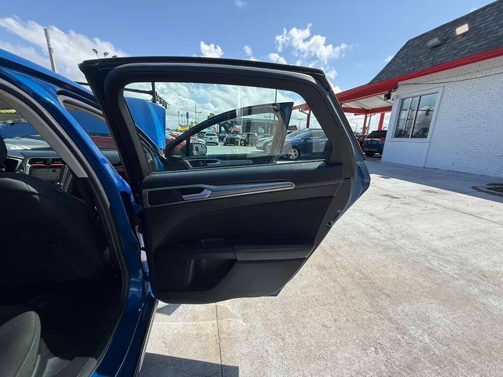 Used 2018 Ford Fusion SE w/ Fusion SE Technology Package FWD image 9