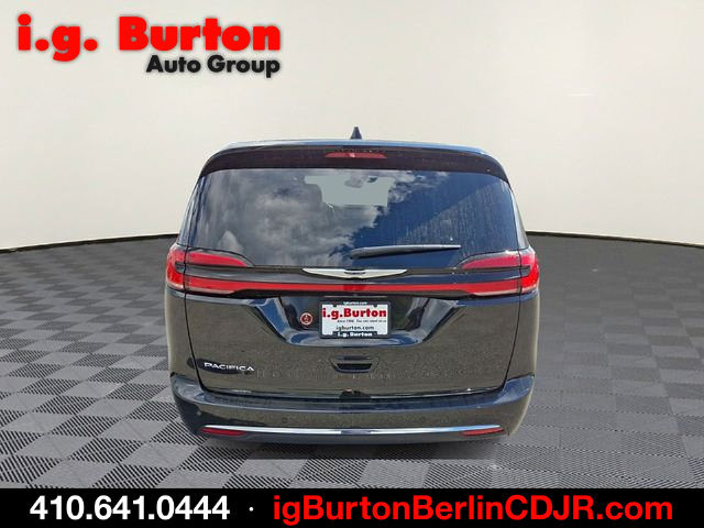 Used 2024 Chrysler Pacifica Touring-L FWD image 5