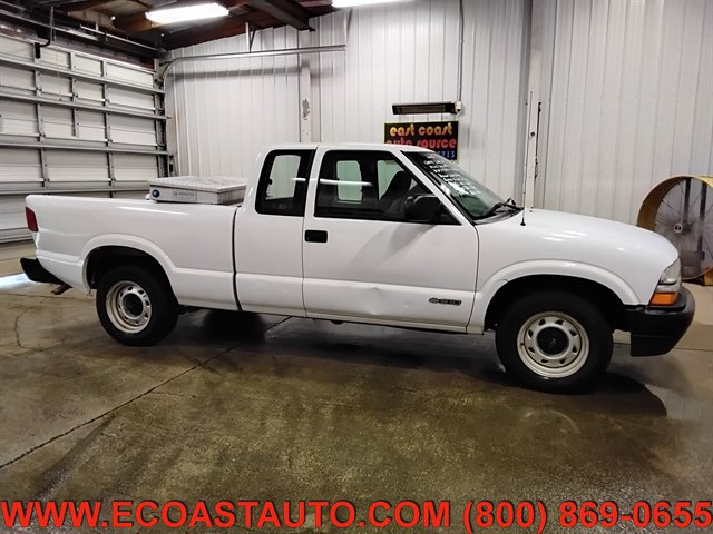 Used 2002 Chevrolet S10 Pickup 2WD Extended Cab w/ Preferred Equipment Group image 2