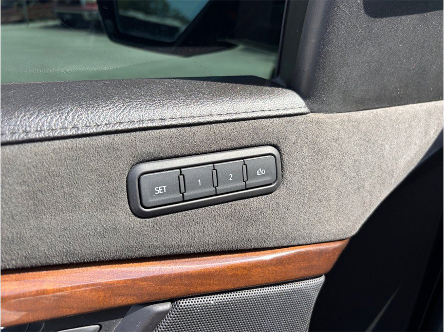 Used 2019 Cadillac Escalade Luxury w/ Escalade Sport Edition AWD/4WD image 23
