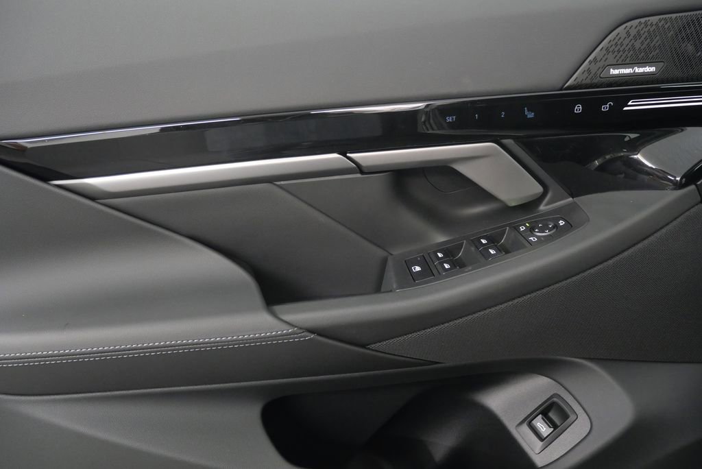 Used 2025 BMW 530i xDrive w/ Premium Package image 10