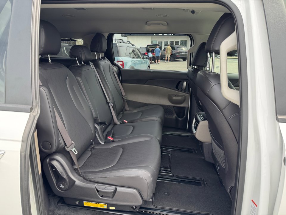 Used 2025 Kia Carnival EX FWD image 33