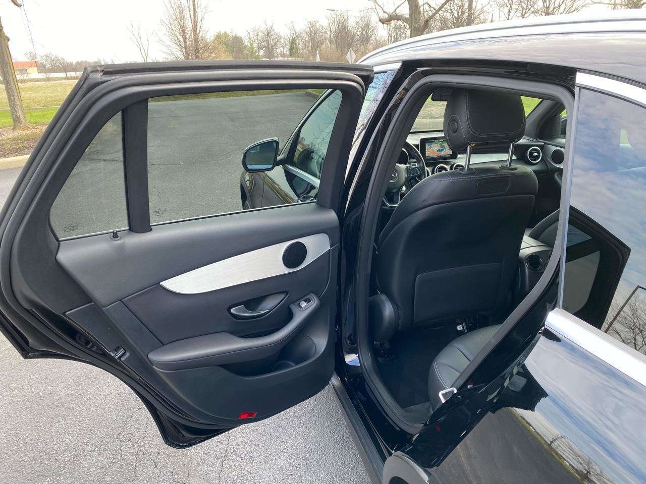 Used 2019 Mercedes-Benz GLC 300 4MATIC w/ Premium Package image 23