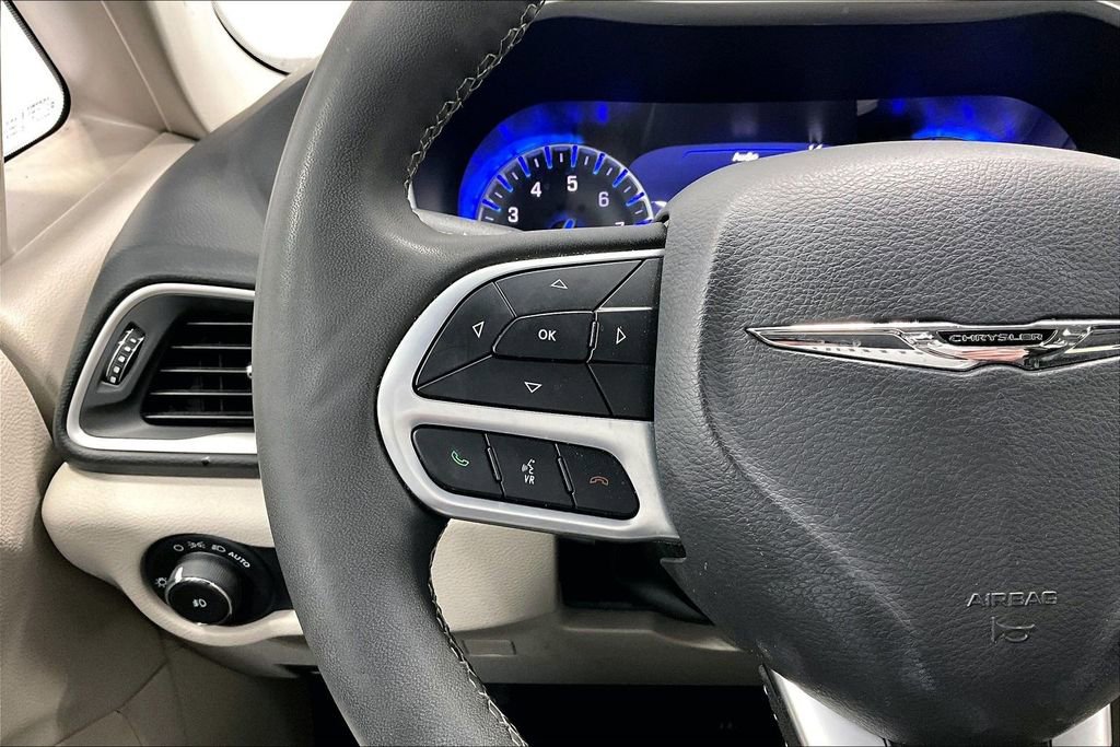 Used 2023 Chrysler Pacifica Touring-L image 22