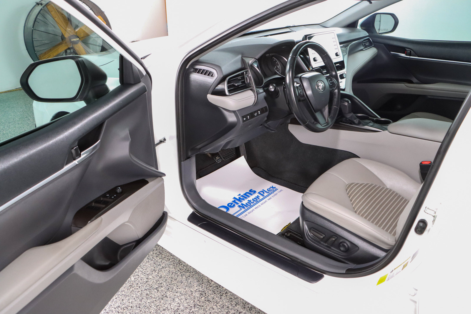 Used 2023 Toyota Camry SE FWD image 3