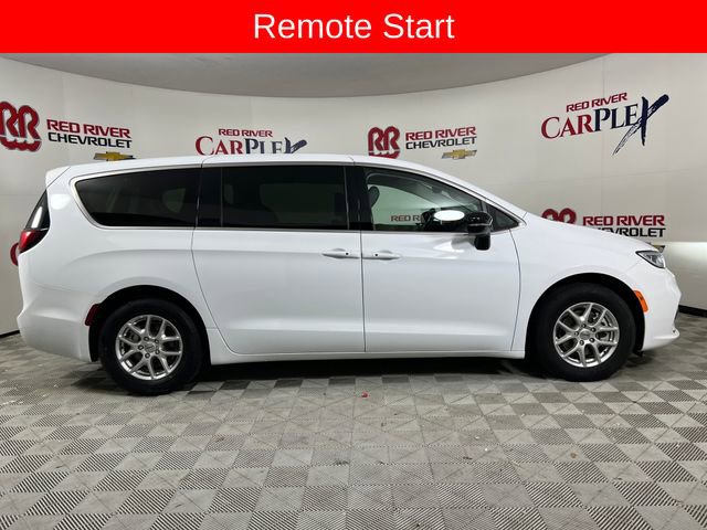 Used 2024 Chrysler Pacifica Touring-L image 11