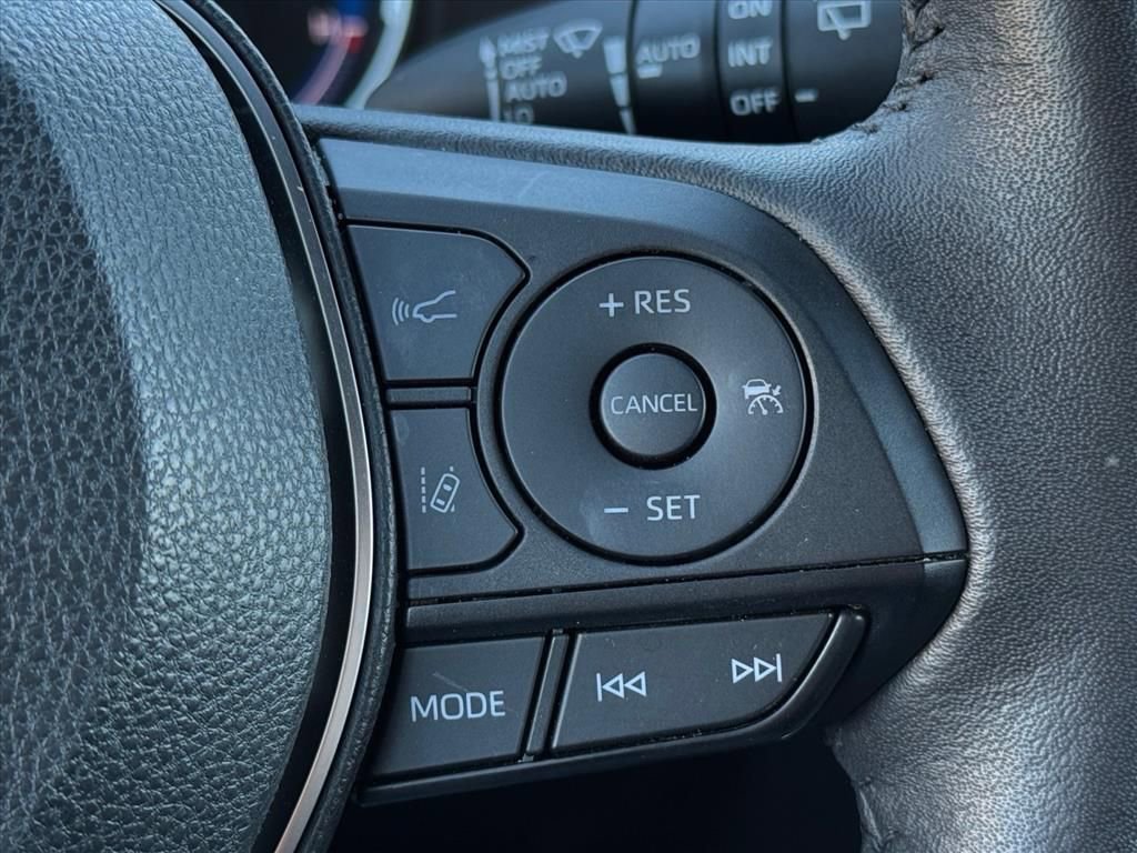 Used 2024 Toyota RAV4 SE image 18