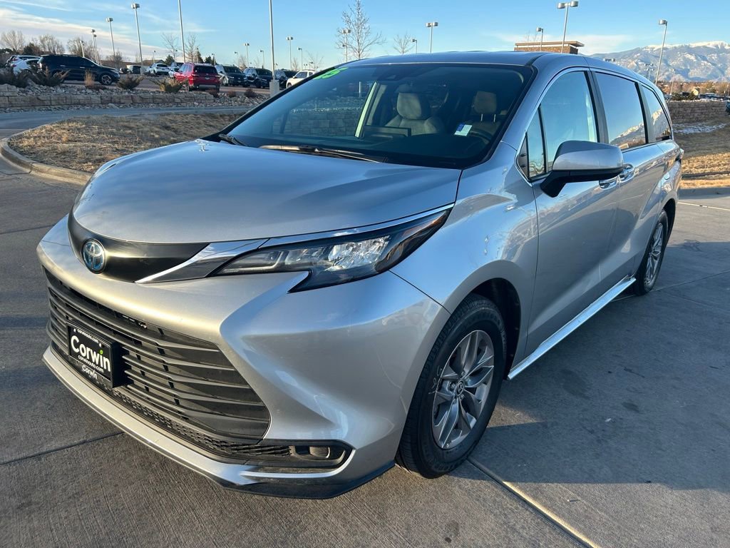 Used 2025 Toyota Sienna LE image 3