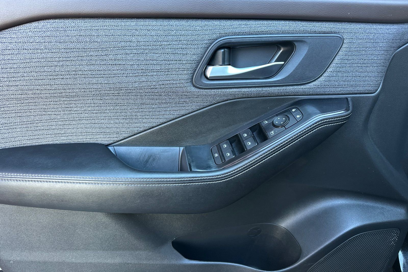 Used 2023 Nissan Rogue SV image 11