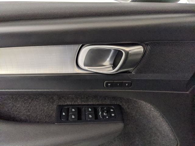 Used 2024 Volvo XC40 B5 Core image 13