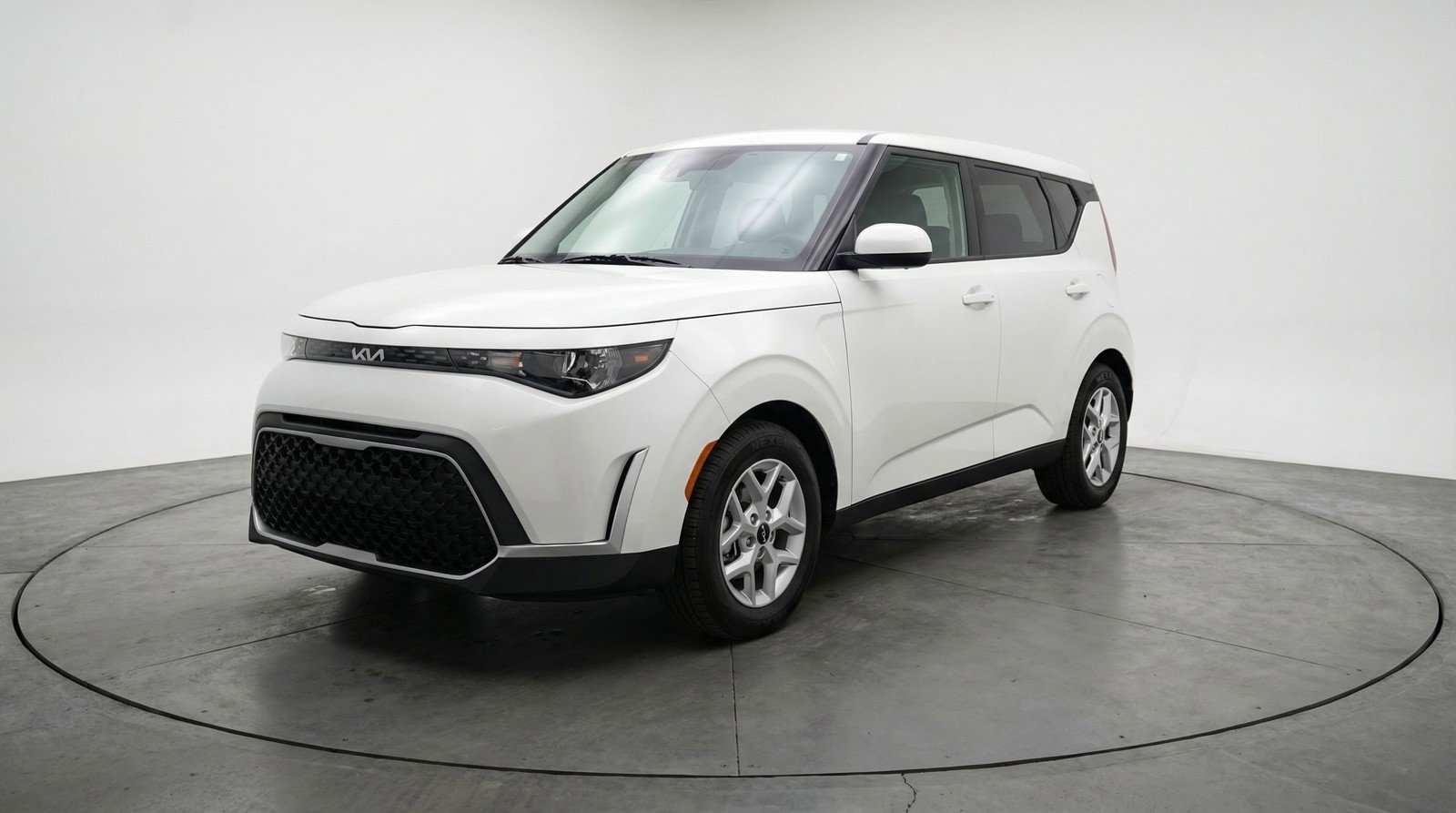 Used 2025 Kia Soul LX w/ LX Technology Package image 3