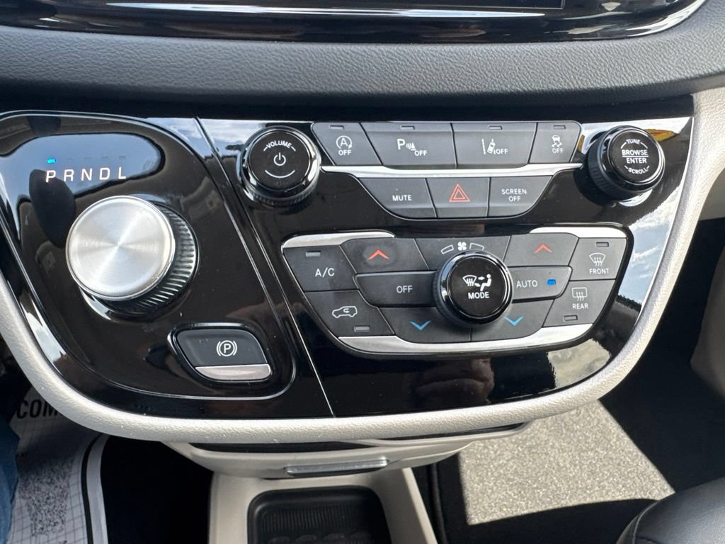 Used 2024 Chrysler Pacifica Touring-L FWD image 35