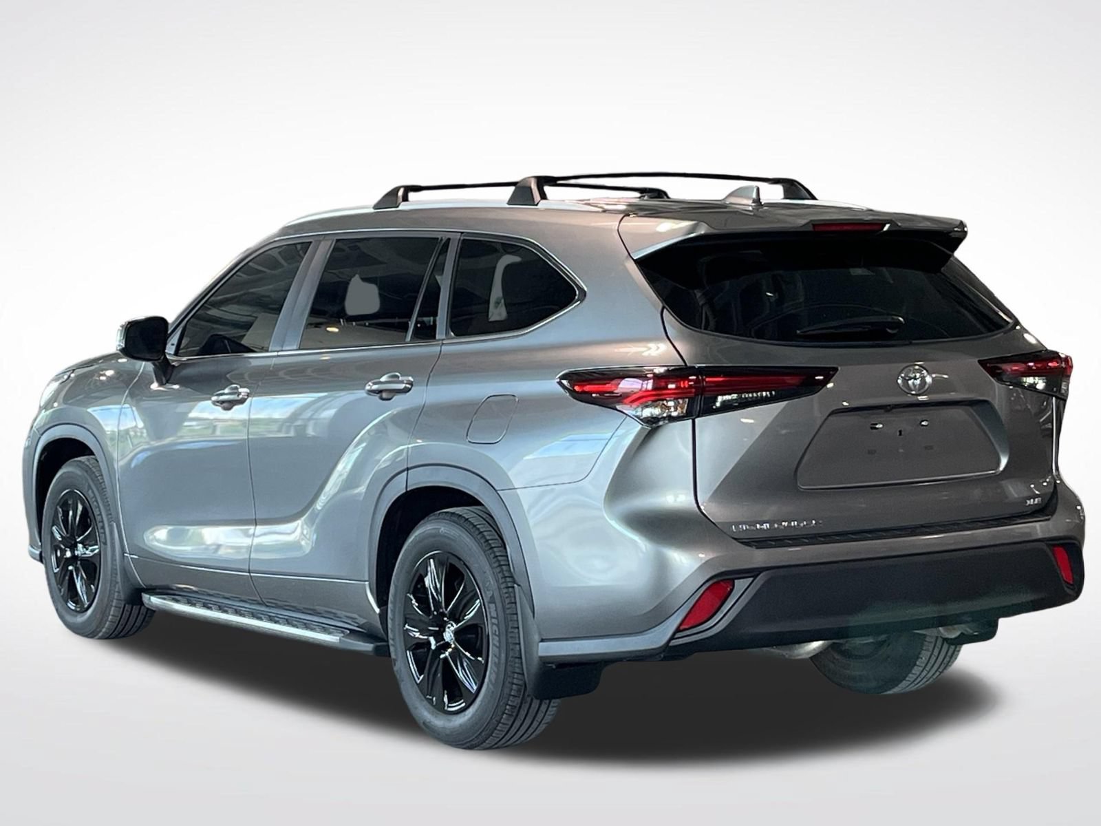 Used 2025 Toyota Highlander XLE FWD image 8