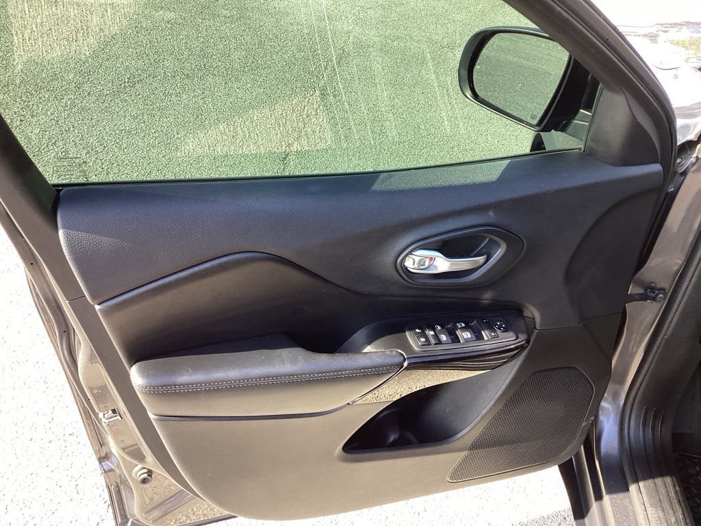 Used 2019 Jeep Cherokee Latitude Plus image 23