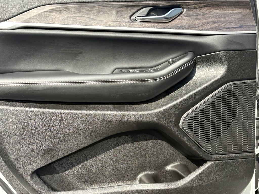 New 2026 Jeep Grand Cherokee Altitude image 12