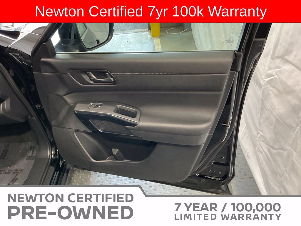 Used 2025 Nissan Pathfinder SV FWD image 40