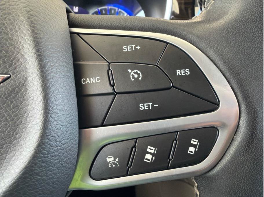 Used 2023 Chrysler Pacifica Limited FWD image 19