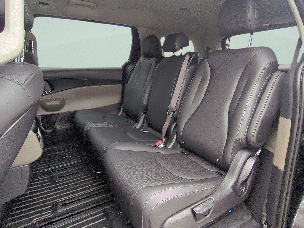 New 2026 Kia Carnival LXS FWD image 32