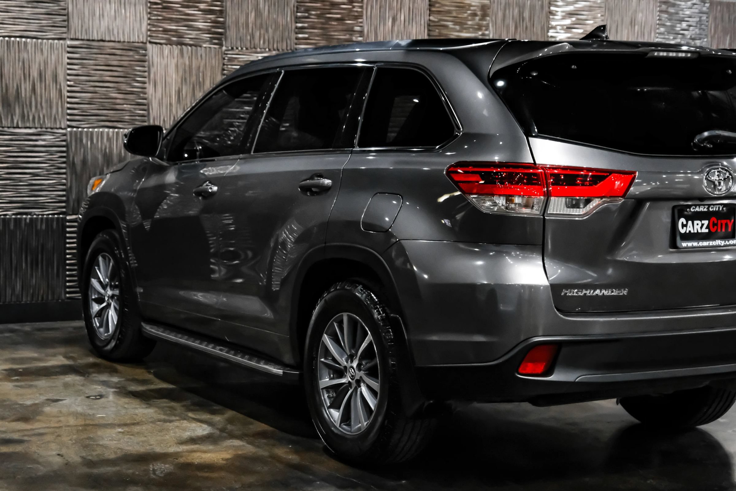 Used 2018 Toyota Highlander XLE FWD image 13