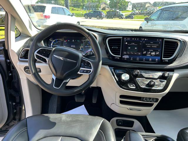 Certified 2023 Chrysler Pacifica Touring-L image 11