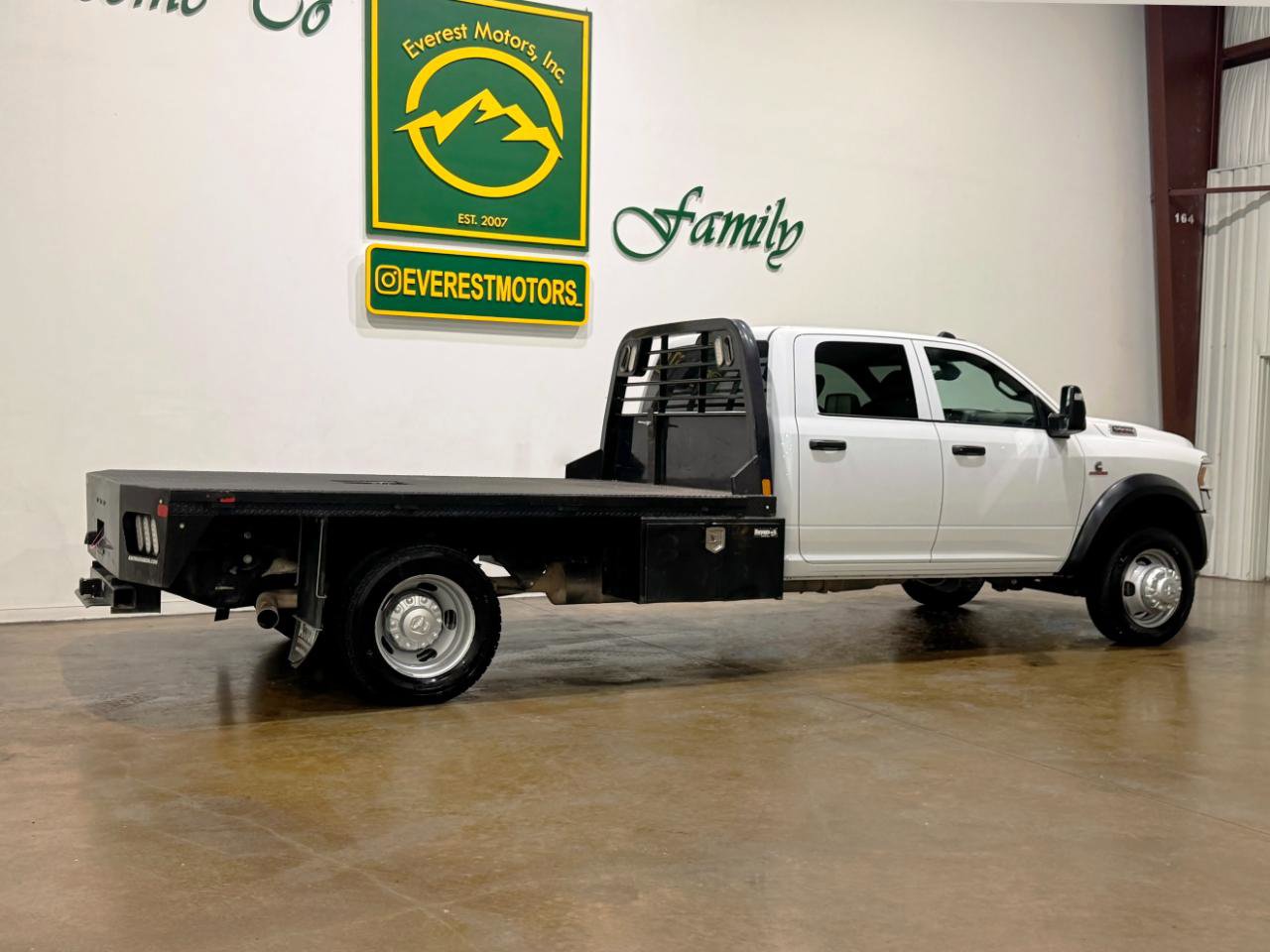 Used 2023 RAM 5500 Tradesman w/ Chrome Appearance Group AWD/4WD image 3