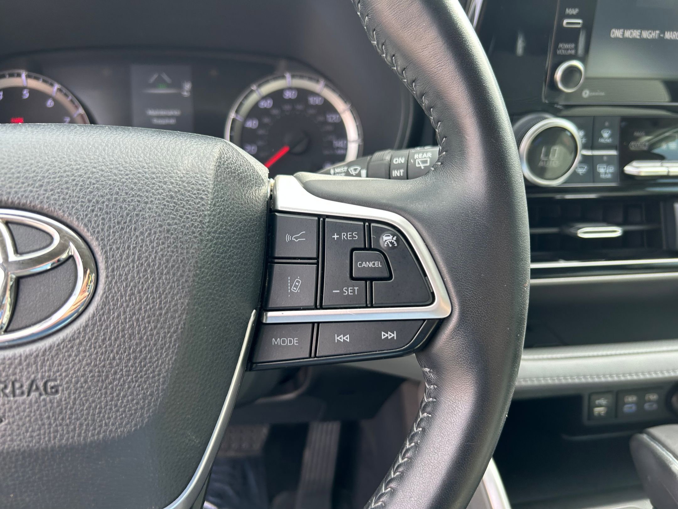 Used 2022 Toyota Highlander LE image 13