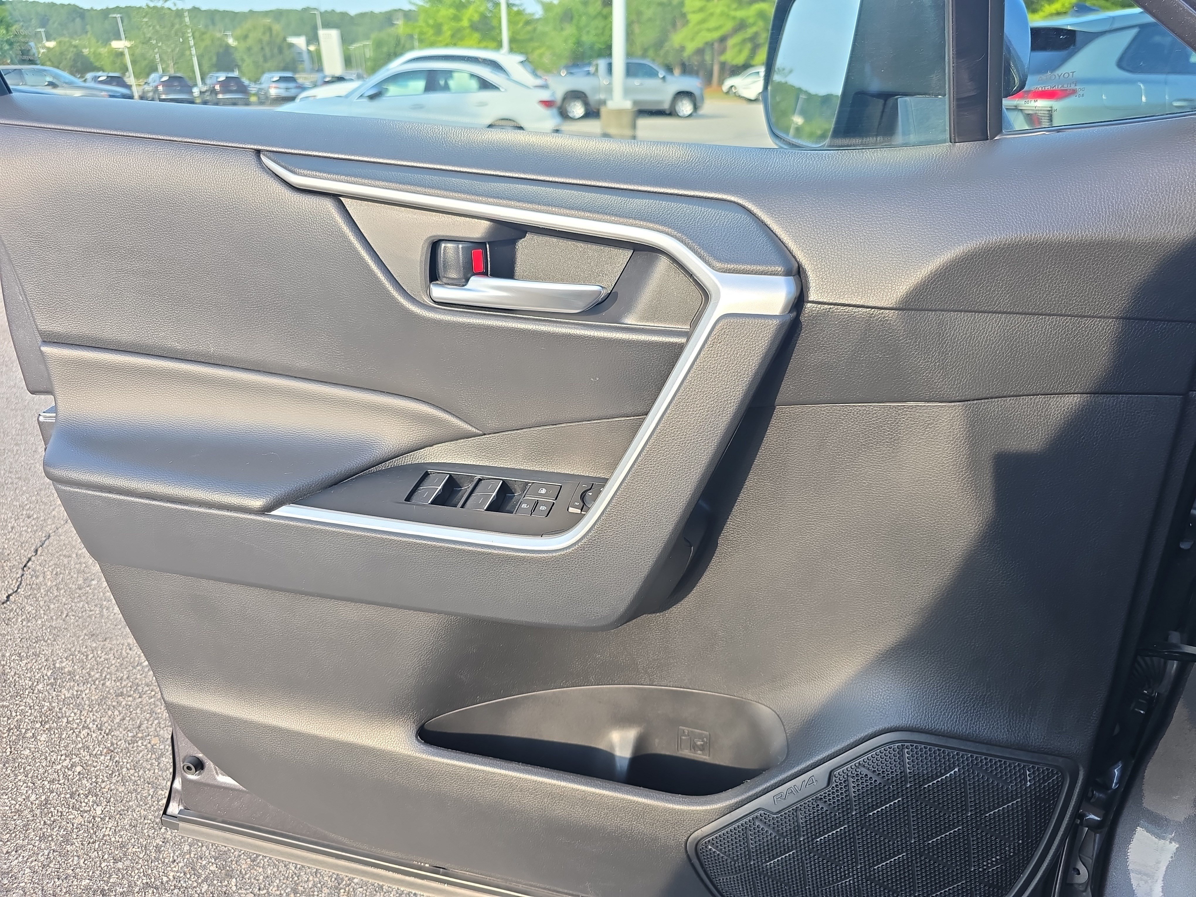 Used 2025 Toyota RAV4 XLE FWD image 24