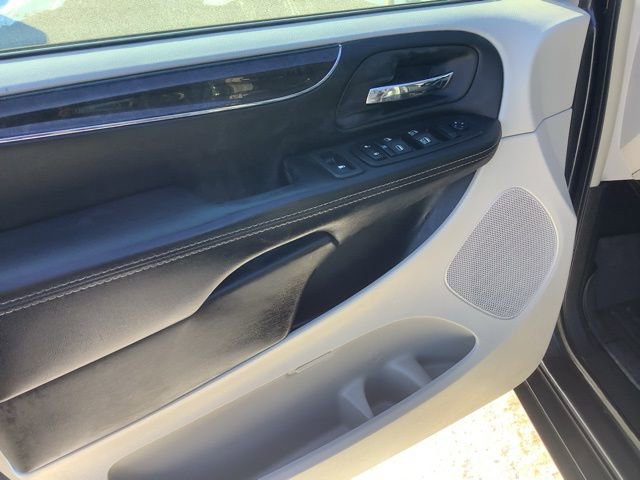 Used 2014 Chrysler Town & Country Touring-L w/ Driver Convenience Group image 19