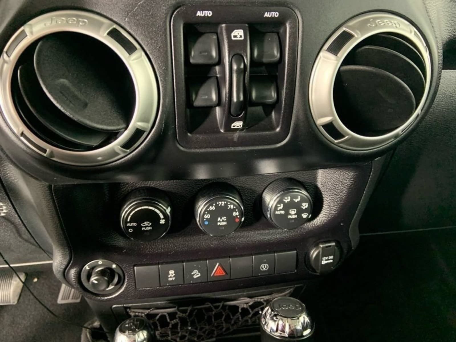 Used 2016 Jeep Wrangler Unlimited Sahara w/ Connectivity Group AWD/4WD image 23