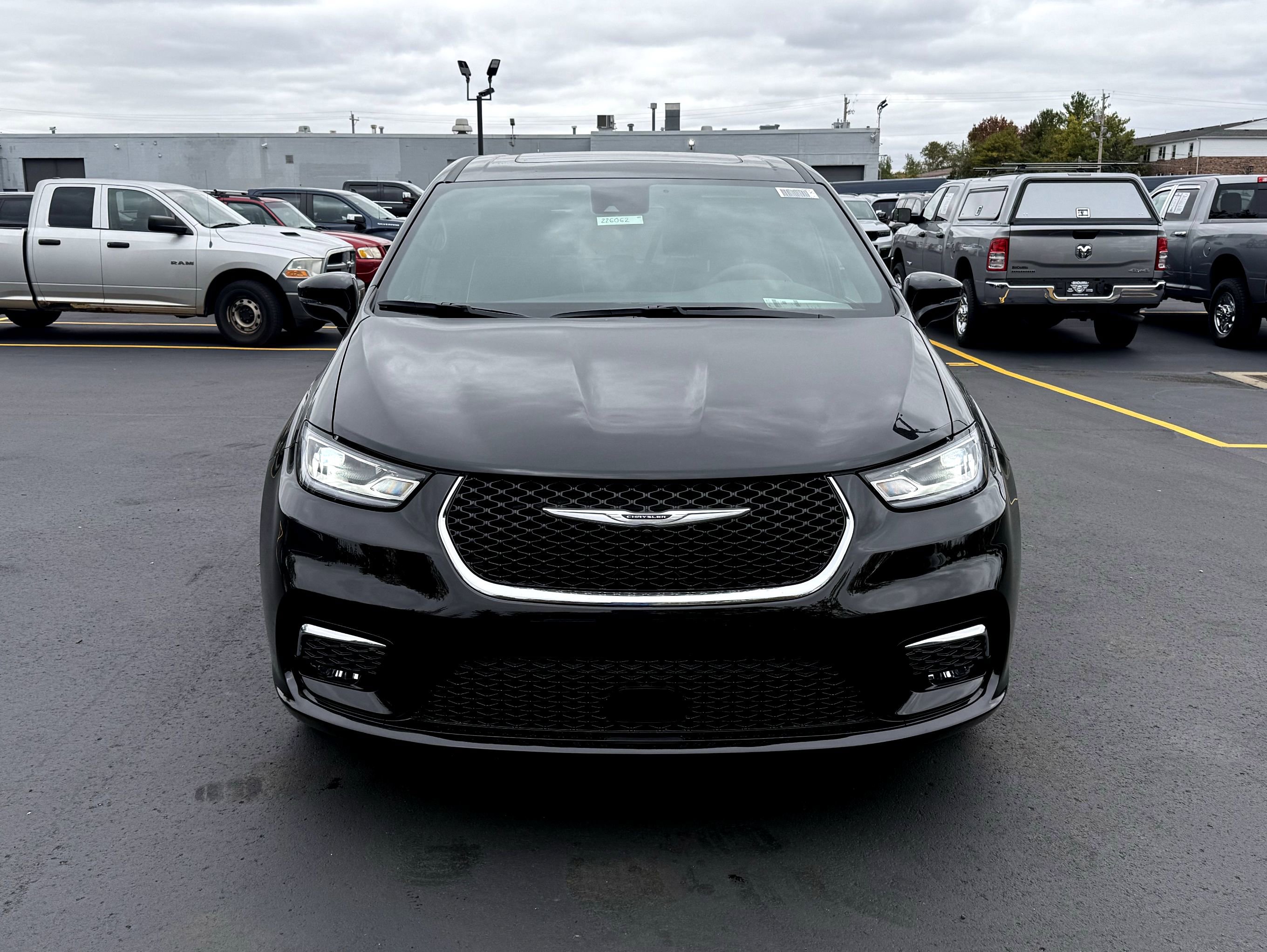 New 2026 Chrysler Pacifica Limited image 3