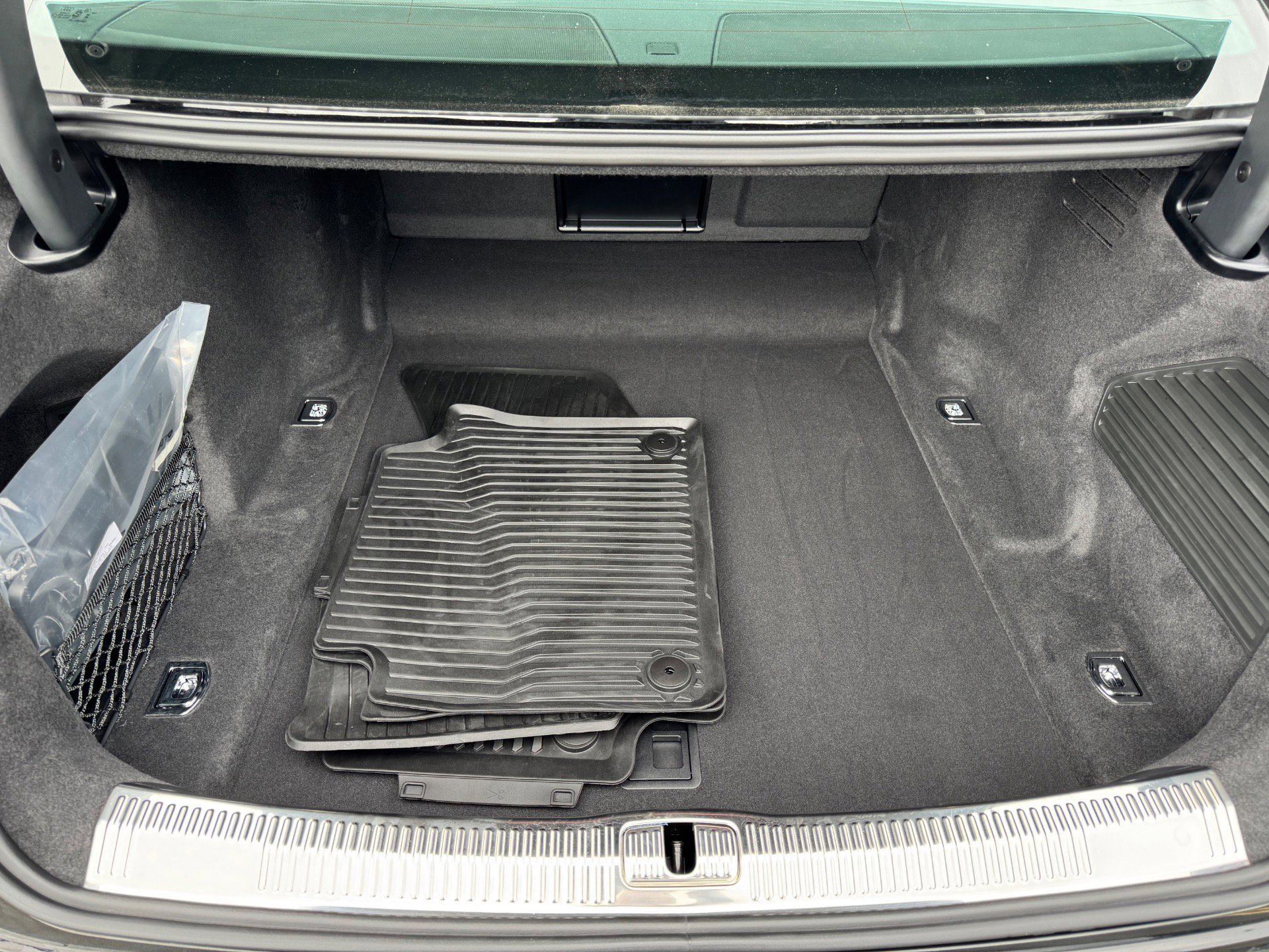 Used 2025 Audi S8 w/ Executive Package image 9