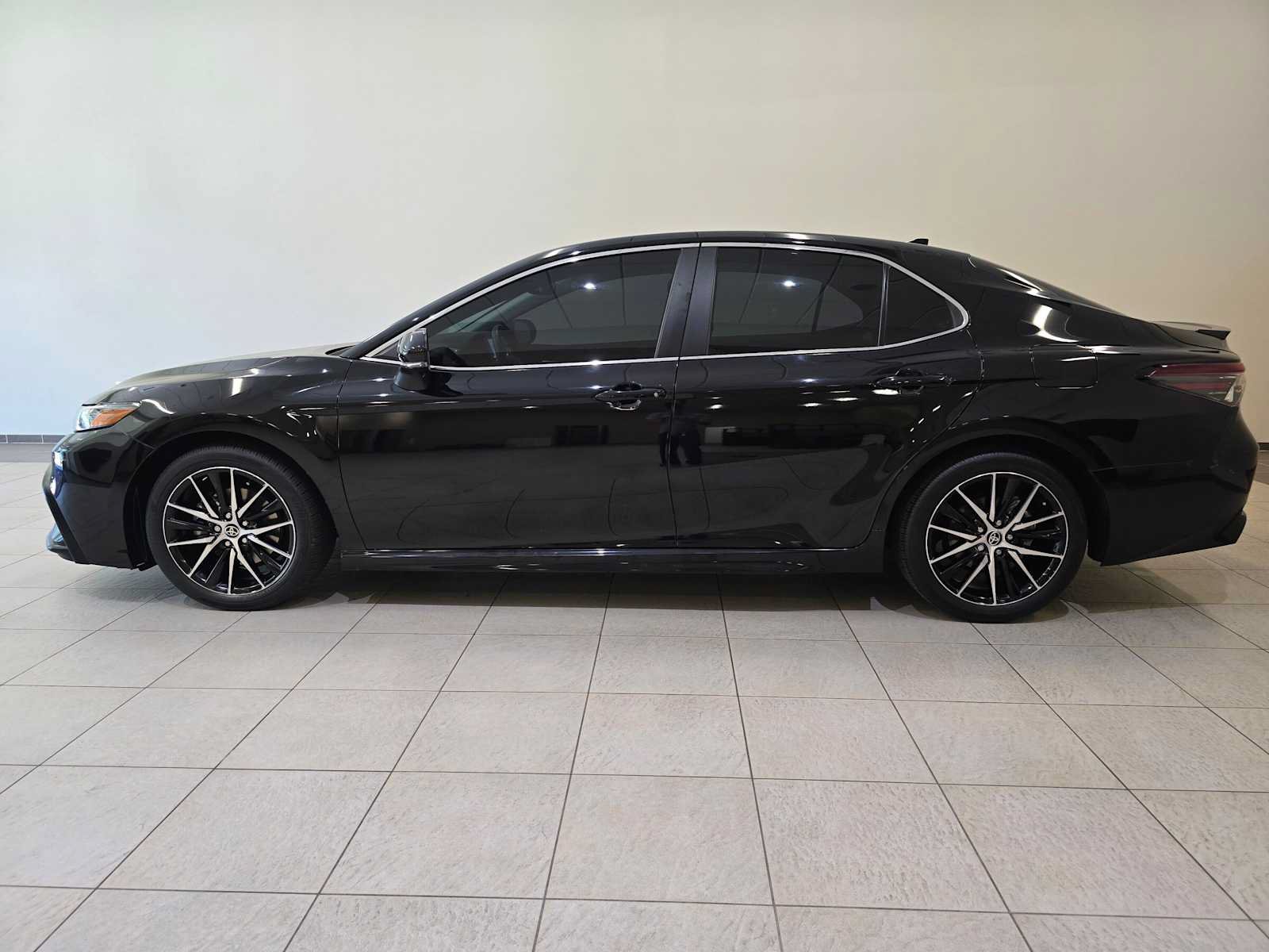 Certified 2022 Toyota Camry SE w/ Cold Weather Package AWD/4WD image 3