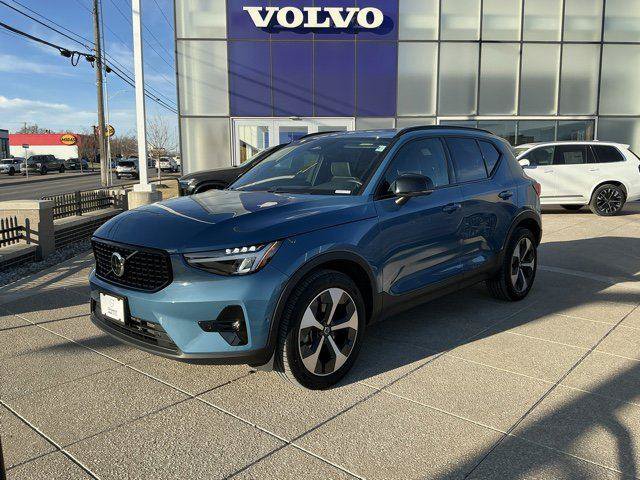 Certified 2025 Volvo XC40 B5 Plus AWD/4WD image 2
