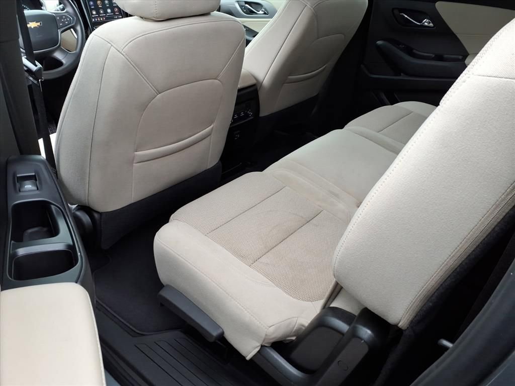 Used 2023 Chevrolet Traverse LS image 32