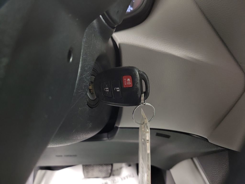 Used 2025 Toyota Corolla Cross L image 17