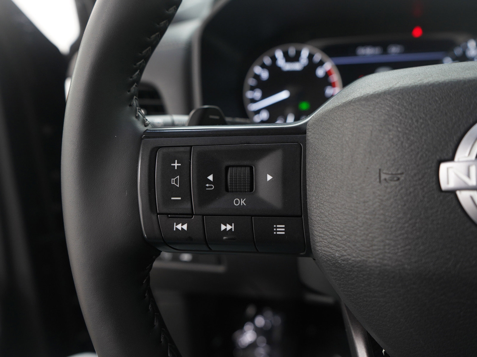 Used 2025 Nissan Rogue SV image 27