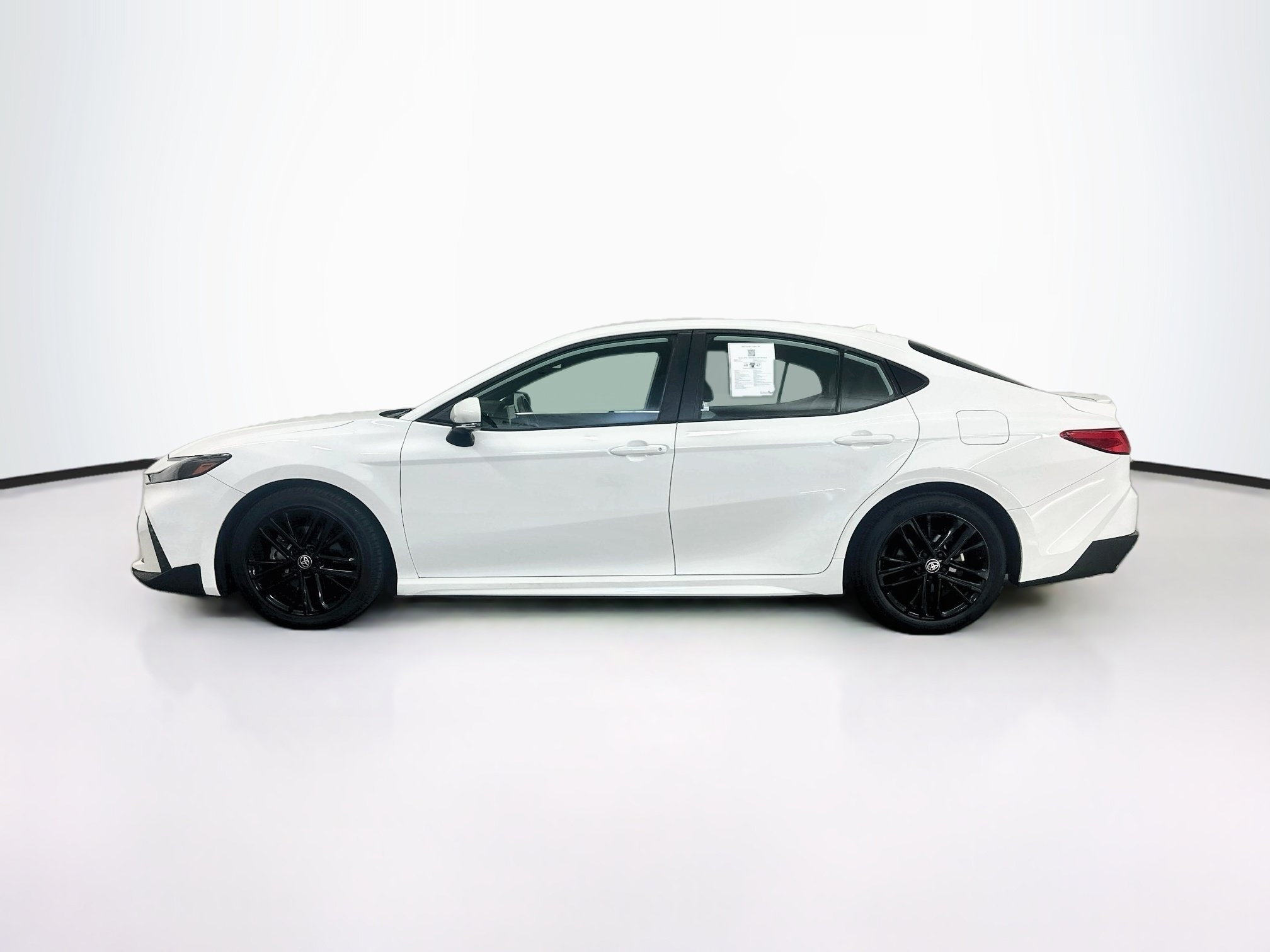Used 2025 Toyota Camry SE FWD image 4