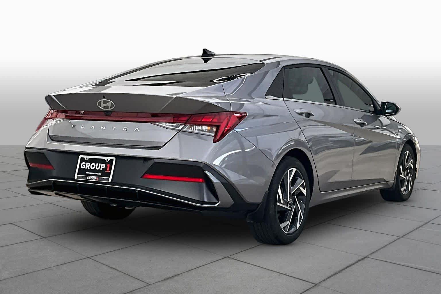 Used 2024 Hyundai Elantra SEL w/ Convenience Package FWD image 12