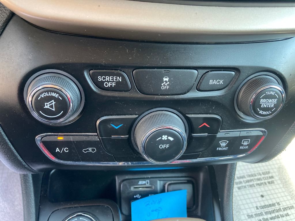 Used 2018 Jeep Cherokee Latitude AWD/4WD image 28