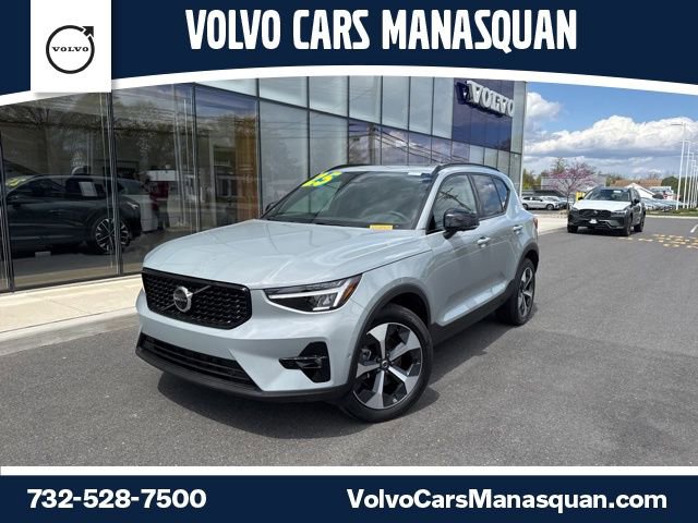 Certified 2025 Volvo XC40 B5 Plus AWD/4WD image 1