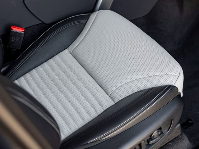 Used 2025 Land Rover Discovery S image 28