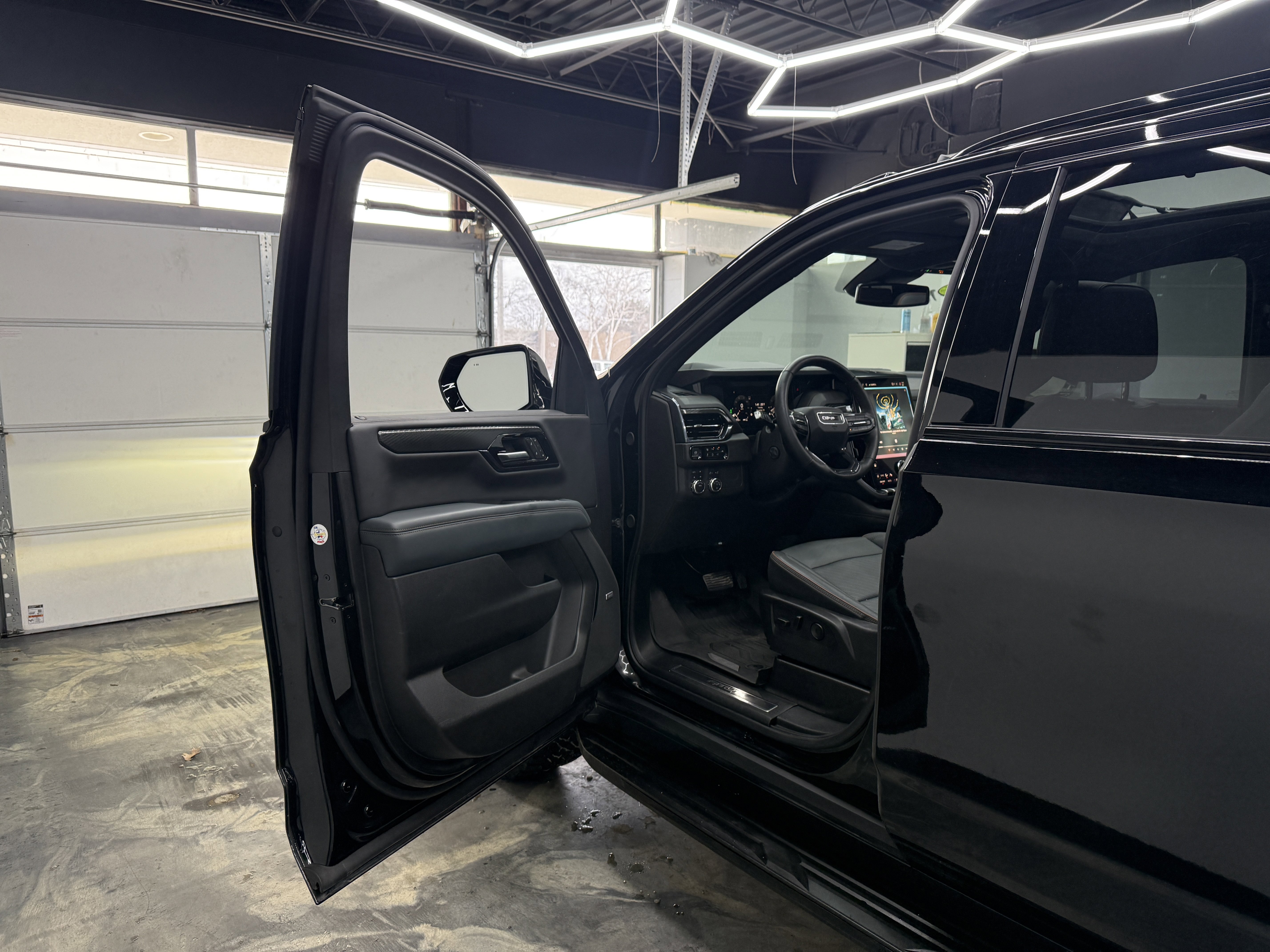 Used 2025 GMC Yukon XL AT4 image 9